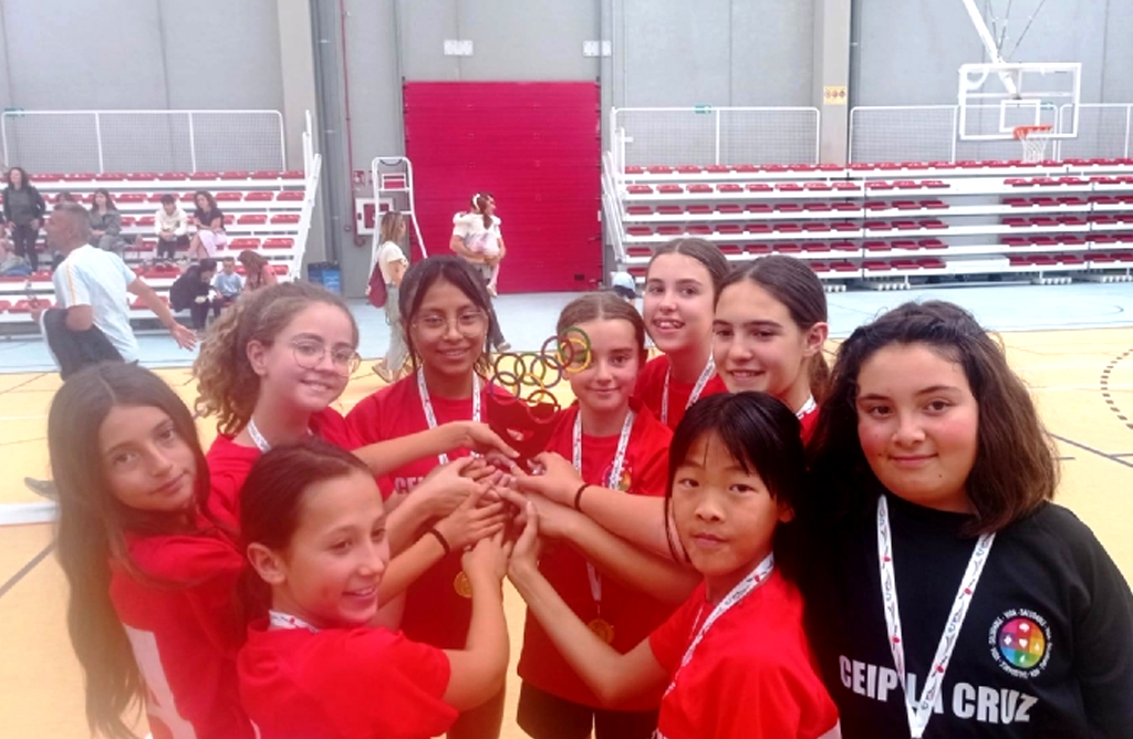 El equipo alevn femenino de Ftbol Sala de La Cruz se proclama campen Regional Escolar